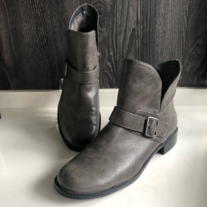 A2 by AEROSOLES GREY ZIP FASHION BOOTS size 11 NWT